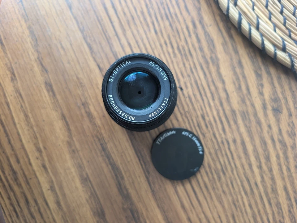 TTArtisan 35mm F1.4 APS-C Manual Focus Lens for Fuji X Mount Camera X-A10 X-A20 - Image 3 of 4