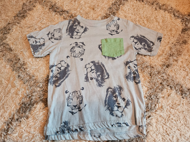 Seven Oaks brand size 5 tshirt (blue, lions)