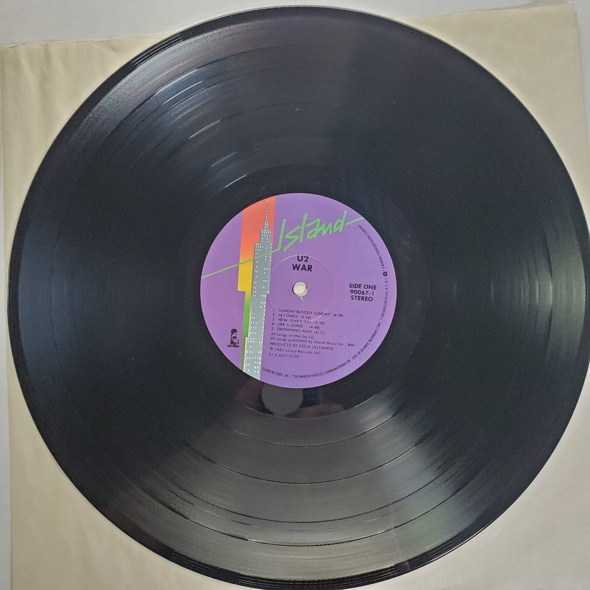 Ｕ２『ＴＨＥ　ＮＥＷ　ＷＯＲＤ　ＶＯＬＵＭＥ　１　（１９７９－１９８３）』輸入盤 U2 - War Vinyl 1983 90067-1 Gatefold Purple Label Very Good