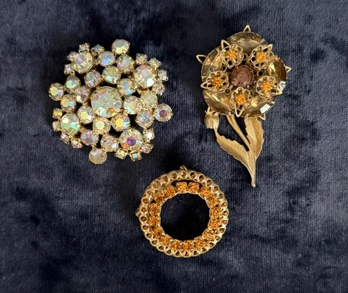 LOT (3) VINTAGE COSTUME JEWELRY BROOCHES/PINS GOLD TONE