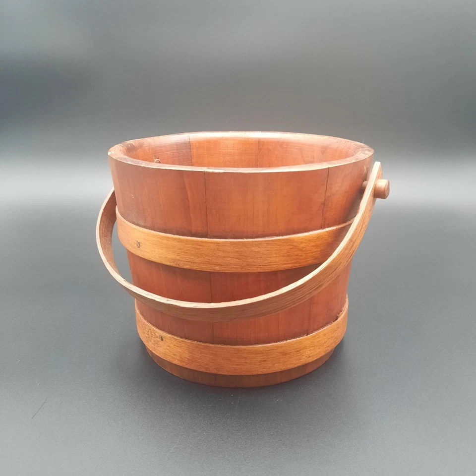 Antiguo cubo de hielo primitivo de madera de abeto y vidrio con pinzas Foto 3 de 4