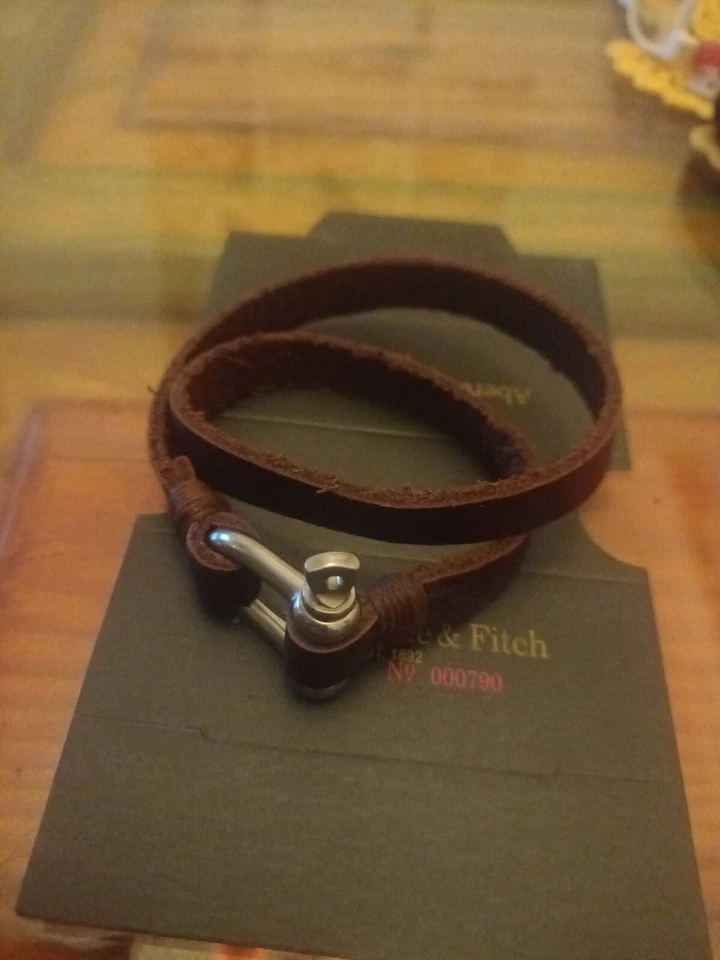 Pulsera de cuero Abercrombie Fitch, pulsera de doble envoltura marrón con Omega para hombre Foto 2 de 4