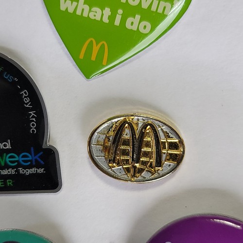 10 McDonalds Restaurant Mitarbeiter Emaille Anstecknadeln Hutnadeln GOING THE EXTRA SMILE! - Bild 8 von 14