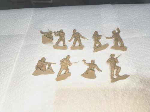 A SET OF 9 RARE MARX BATTLEGROUND DESERT FOX SANDY  TAN COLORED SOLDIERS IN FINE