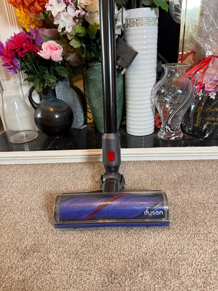 Dyson V8 Cordless Vacuum Cleaner -, photo 3 of 5
