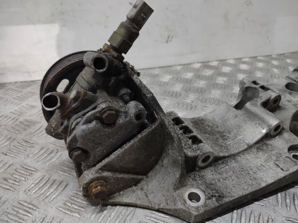 BOMBA DE DIRECCIÓN ASISTIDA Y SOPORTE ALTERNADOR VOLKSWAGEN GOLF GTI MK4 1997-2004  Foto 4 de 4