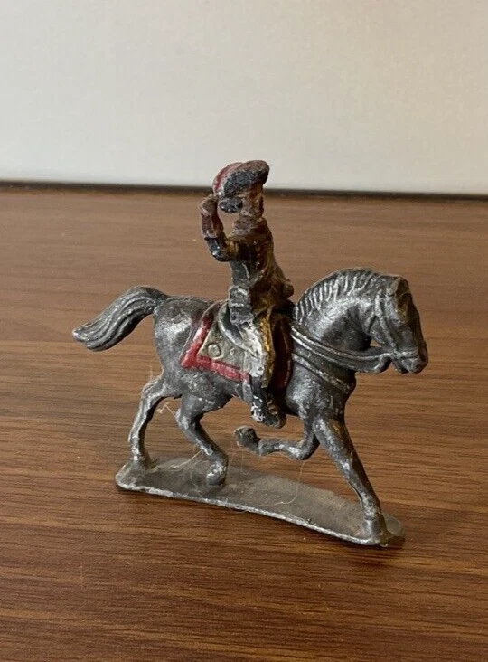 Soldado con sombrero colonial sentado en un caballo Foto 3 de 4