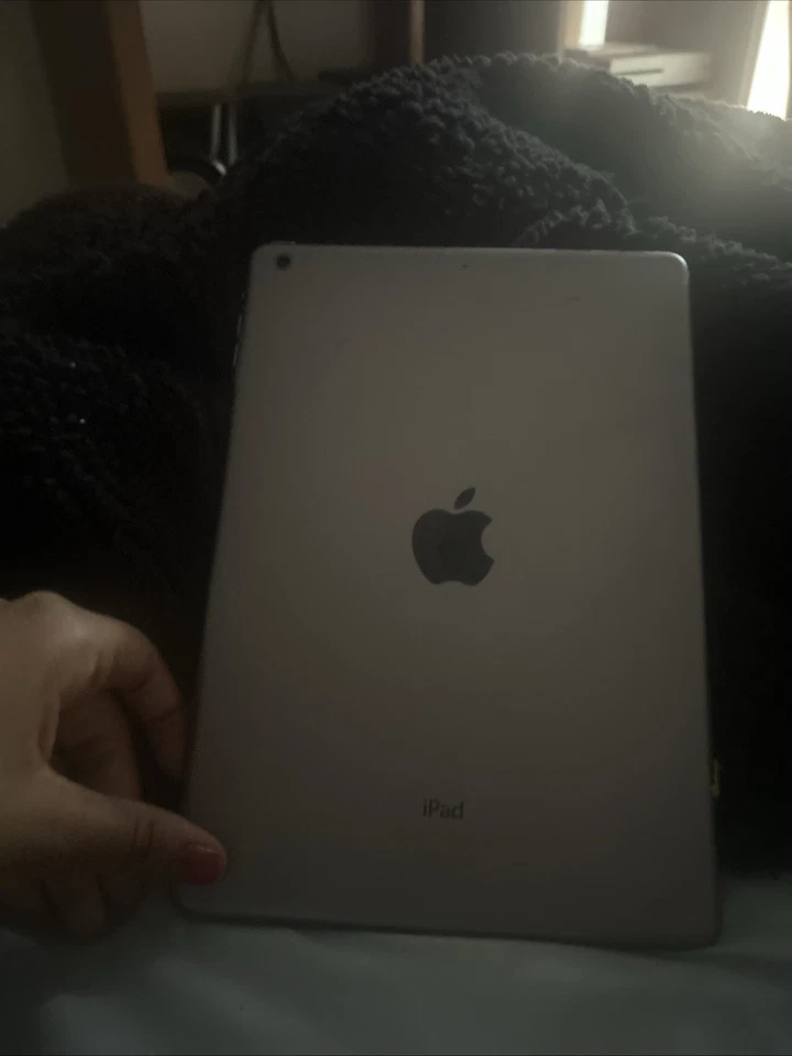 iPad Air - Image 2 of 4