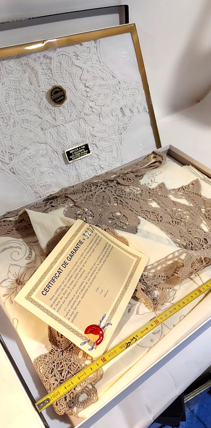 Nappe et serviettes de table en dentelle vintage pour grand repas de famille champêtre