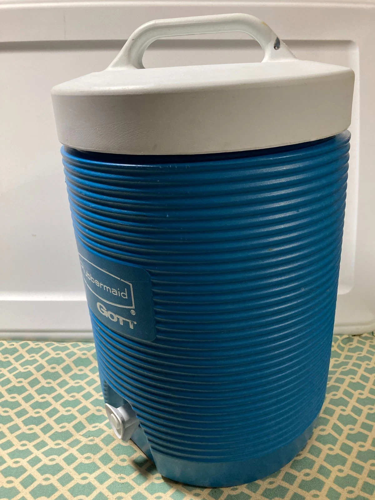 Vintage GOTT Rubbermaid 2 Gallon Beverage Cooler w/ Handle & Spout Blue & White
Opens in a new windo