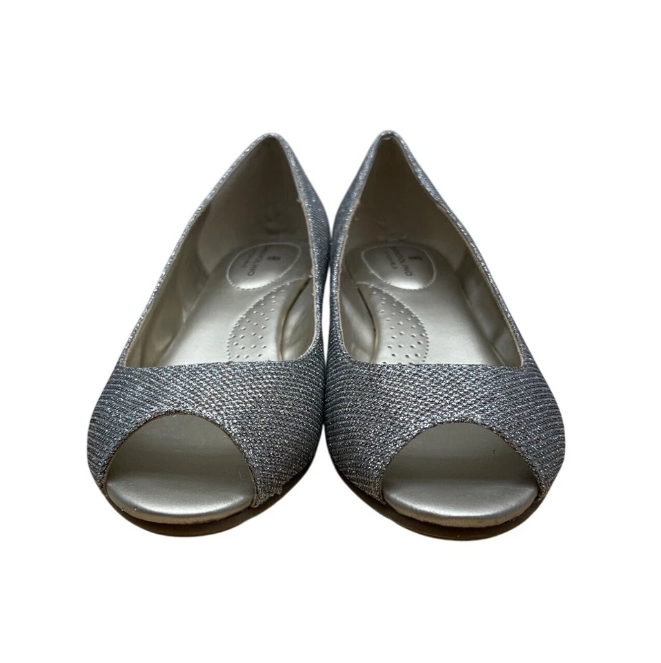 Zapatos de cuña Bandolino para mujer plateados brillantes flexibles punta abierta talla 7,5 M Foto 2 de 4