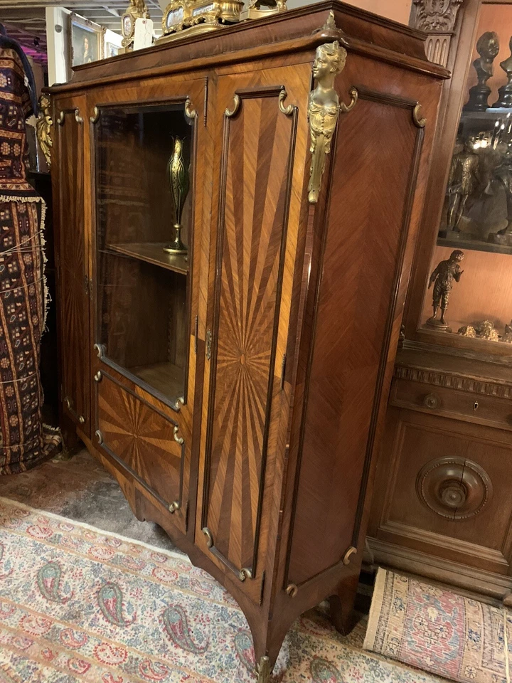 ANTIGUA FIGURA FRANCESA ESTILO LXV KinGwood DECORACIONES DE BRONCE, SIGLO XIX. Vitrina Foto 2 de 4