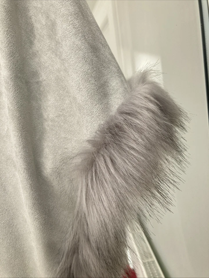Jayley Collection Women's Silver Grey Suede and Faux Fur Poncho. One Size - Image 2 of 4