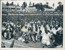 Foto de prensa 1962 manifestación masiva de KADU Kenia Unión Democrática Africana años 60