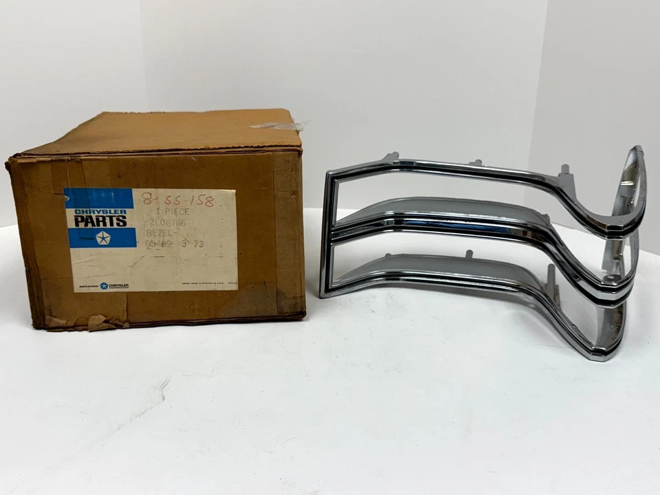 1967 Chrysler New Yorker lanterna traseira direita moldura cromada 2606766 NOS. - Imagem 3 de 4