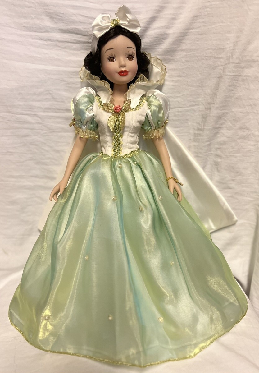 Brass Key Disney Snow White 16 Porcelain Doll Green Dress 2004 w/ Stand