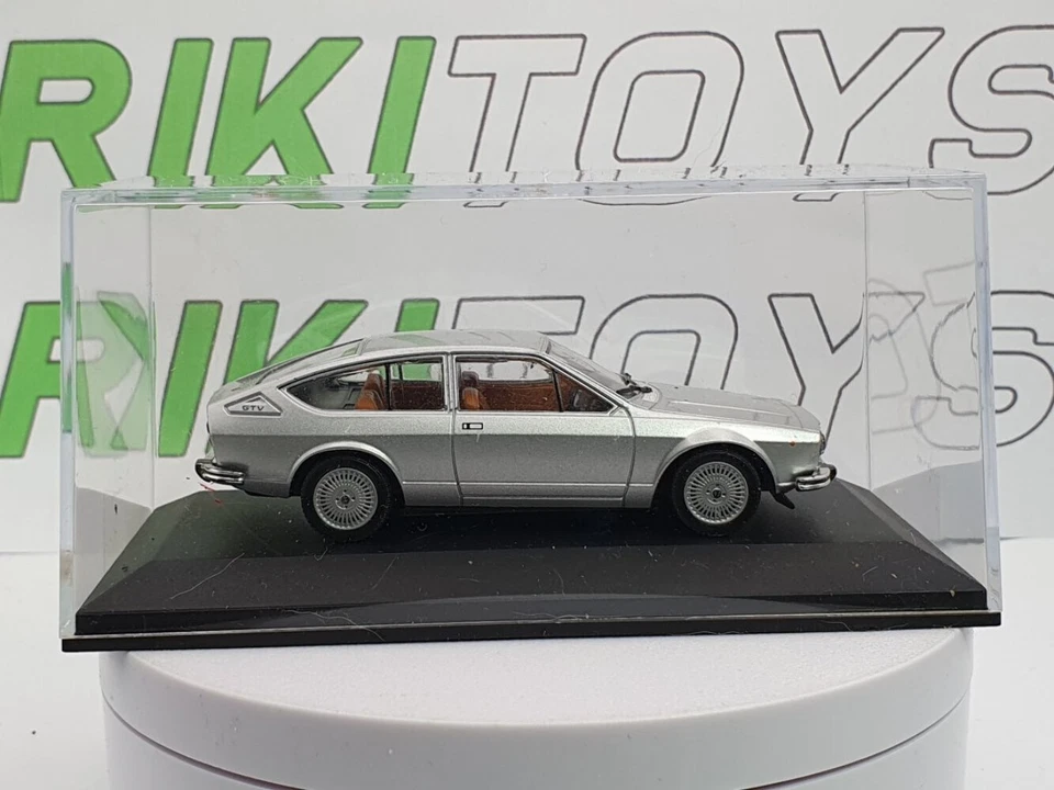 Alfa Romeo Alfetta GT Newsstand 1/43 Silver 1976 - image 3 of 4