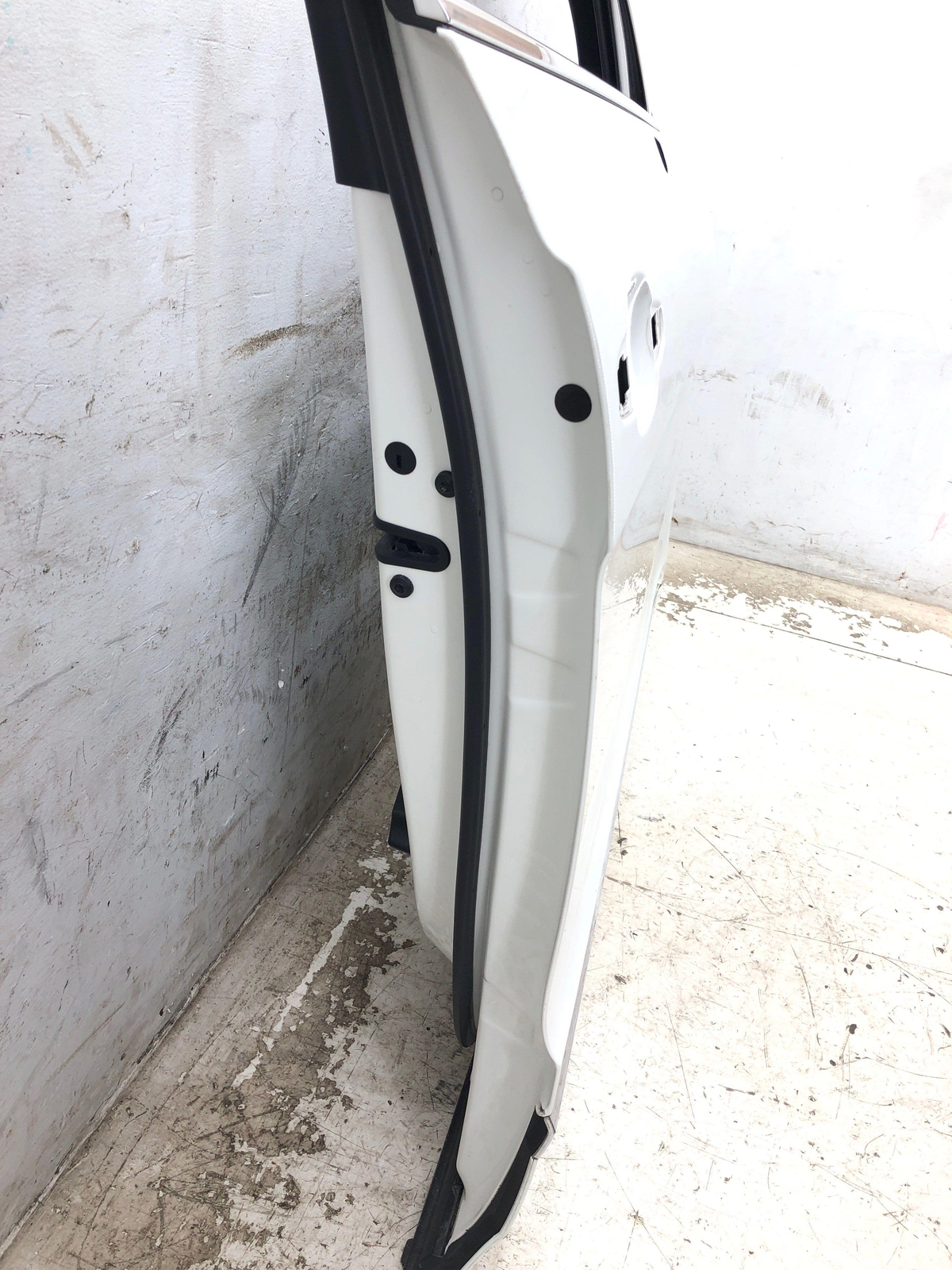 2016-2020 BENTLEY BENTAYGA FRONT RIGHT DOOR SHELL W/O GLASS/HANDLE GLACIER WHITE