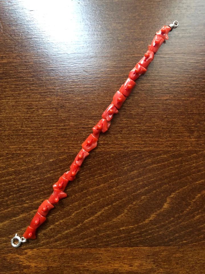 Bracciale tessuto in "scaglie" di vero corallo rosso di Sardegna e pallini - Immagine 2 di 4