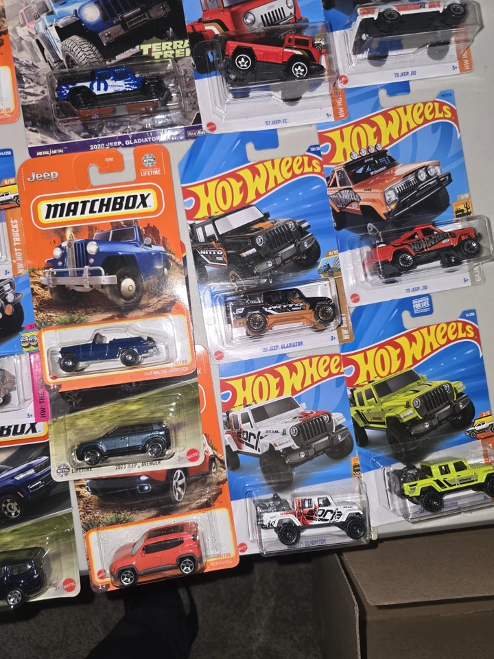 LOTE de 23 Jeep Hot Wheels.  Línea principal 19.  2 Premium. 3 piezas móviles.  Foto 4 de 4