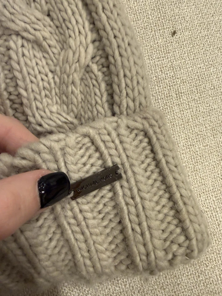 Gorro Michael Kors tejido con cable en beige Foto 2 de 4