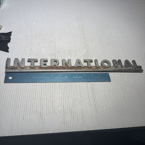 IH FARMALL INTERNATIONAL EMBLEM, B275 3042024R1