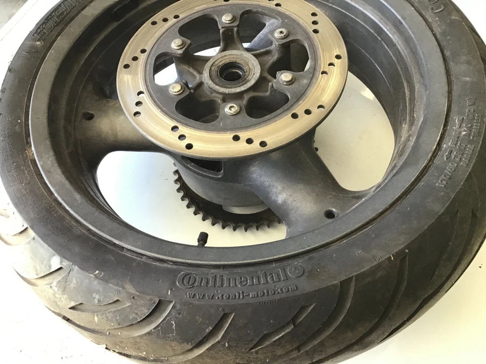 Triumph Sprint 900 1995 rueda trasera y neumático Foto 3 de 4