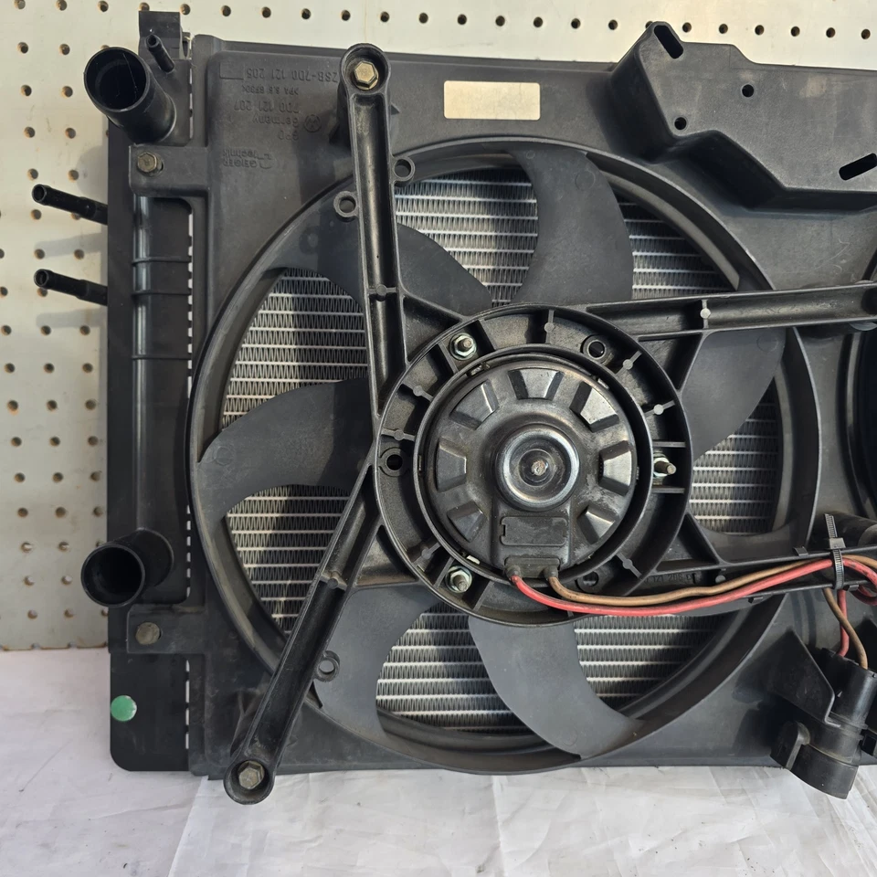 ✅ 96-03 Juego de radiadores principales OEM Volkswagen VW Eurovan T4 con conjunto de carcasa de ventilador Foto 4 de 4