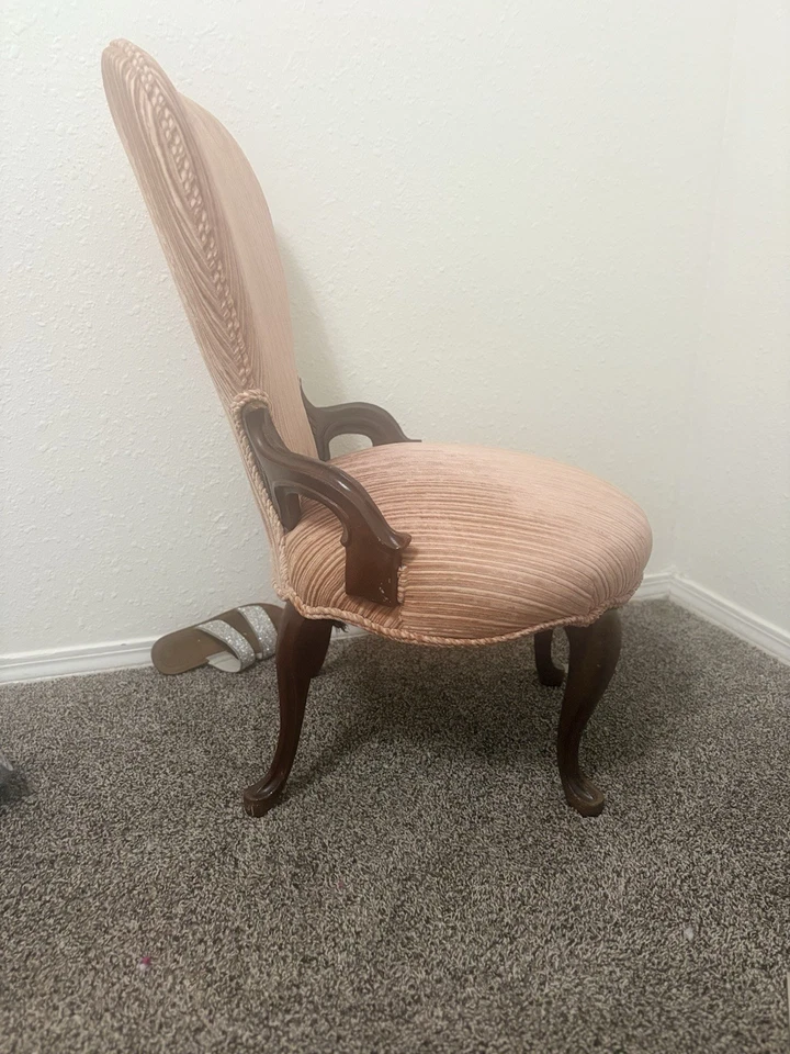 Silla tocador victoriana rosa con respaldo de corazón Foto 2 de 4