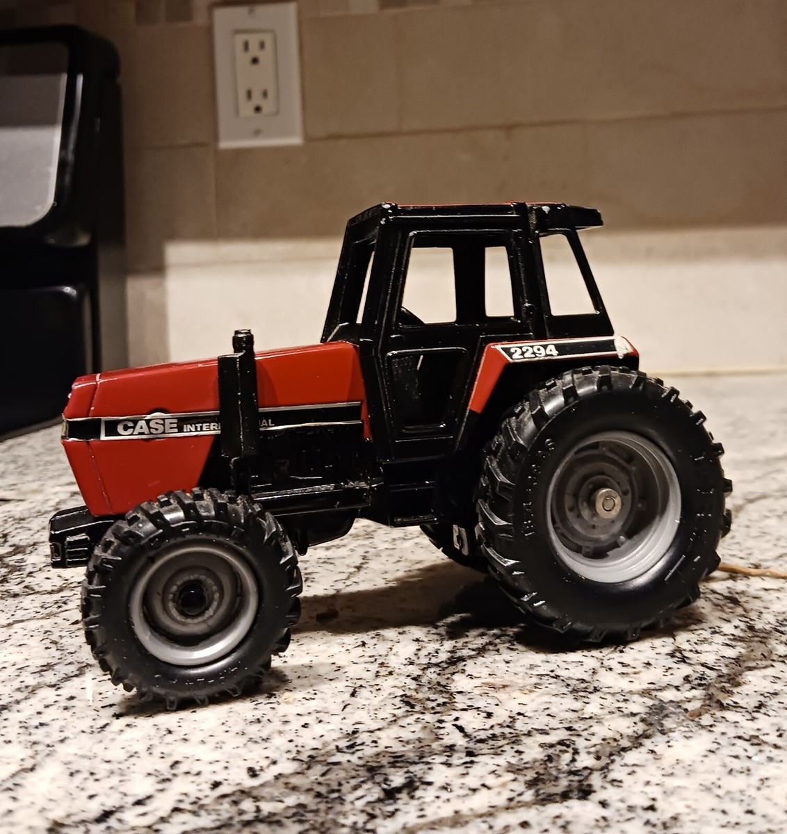 Vintage ERTL Case International 2294 Red TRACTOR 1:32 Scale