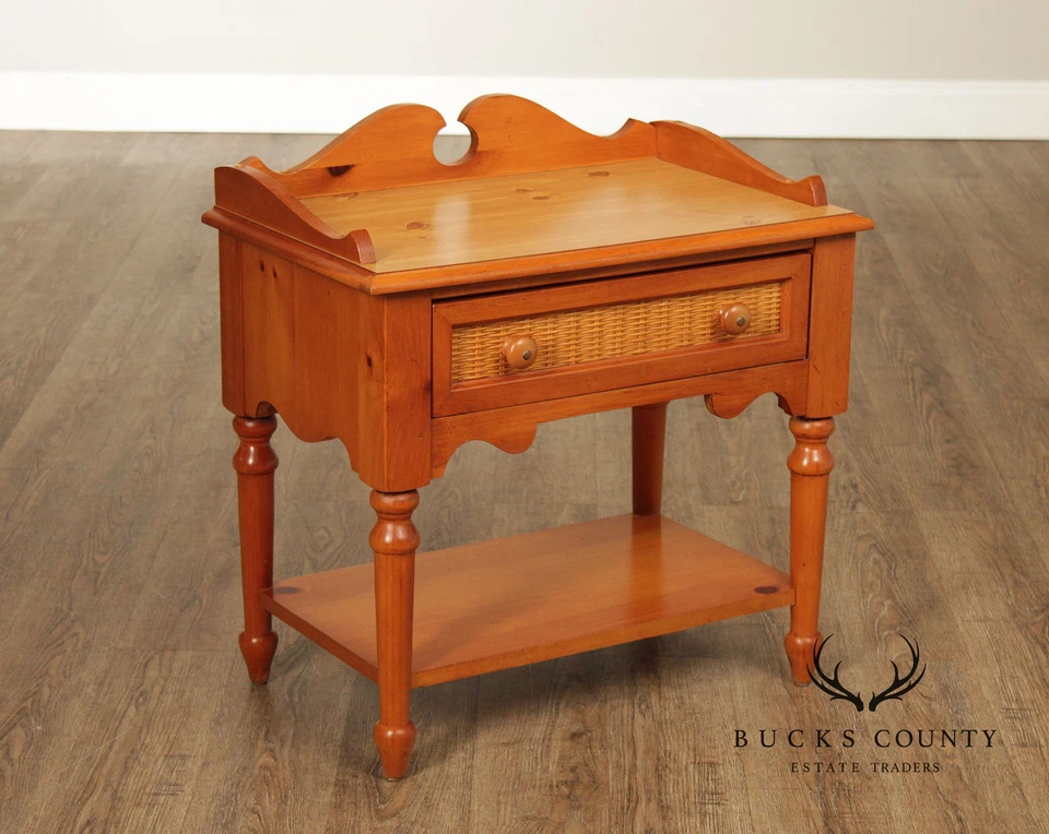 Mesita de noche Stanley Furniture de pino y mimbre Foto 2 de 4