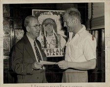 1946 Press Photo Cleveland Indians Bill Veeck with Bill Duggan - nei00953