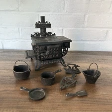 Vintage Queen Mini Cast Iron Metal Stove Oven Salesmam Sample Kids 13 Pc Playset