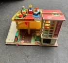 Vintage Fisher Price Little People Parking Ramp Service Center Garage 930 w/ Car