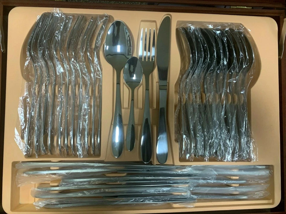 High Quality 72pc Stainless Steel Cutlery & Servers in Shiny Wooden Cary Case  - Image 4 of 4