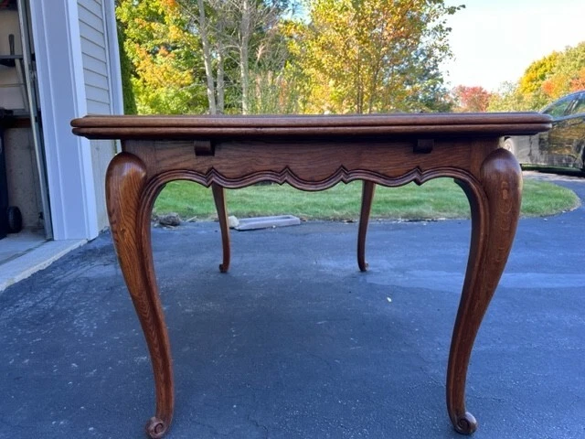 Juego de comedor provincial francés de roble - Mesa y cuatro sillas Foto 3 de 4