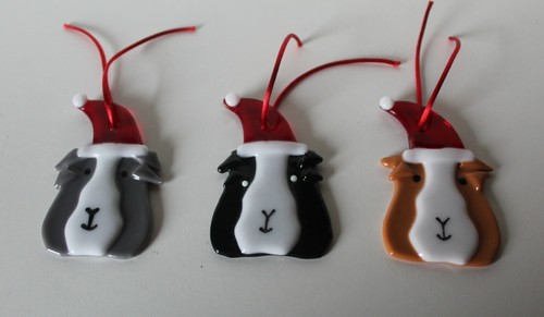 Guinea pig Christmas tree decoration. Hand made in kiln fired (fused ) glass. - Picture 5 of 11