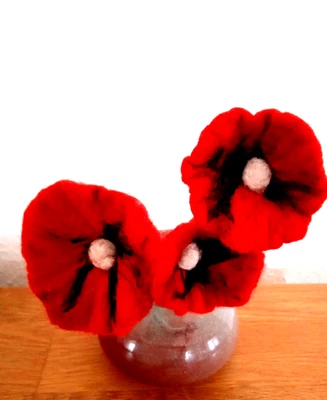 Filz Mohnblumen 3 Blüten Länge ca.20cm rot mit biegsamen StielHand made Unikate - Bild 1 von 4