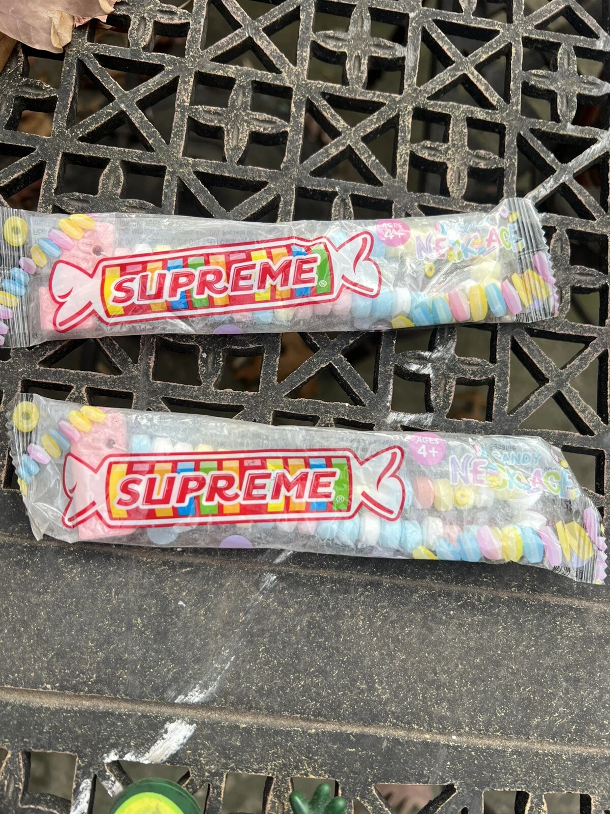 ?Collier Supreme Smarties HypeBeast (PAS ADAPTÉ À LA CONSOMMATION HUMAINE)