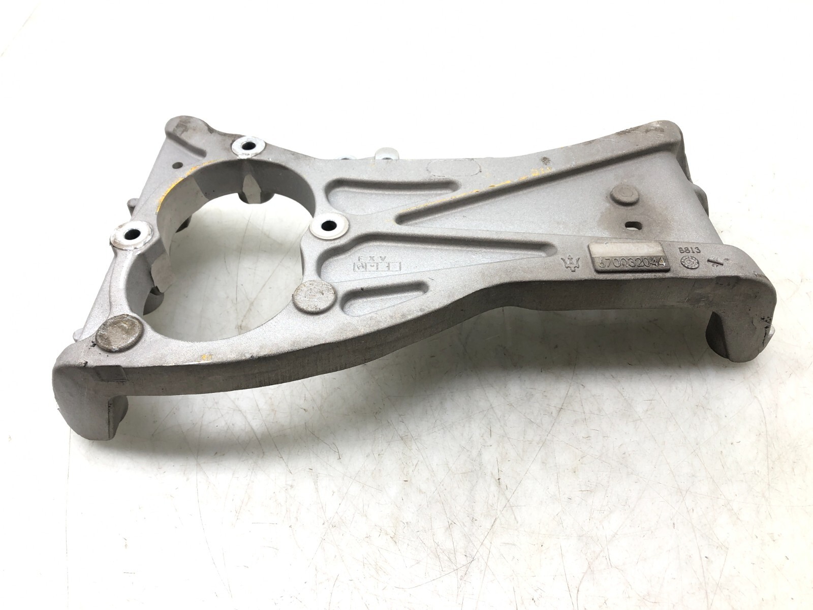 2017-2023 MASERATI LEVANTE S AWD AUTOMATIC TRANSMISSION CROSSMEMBER BRACKET OEM.