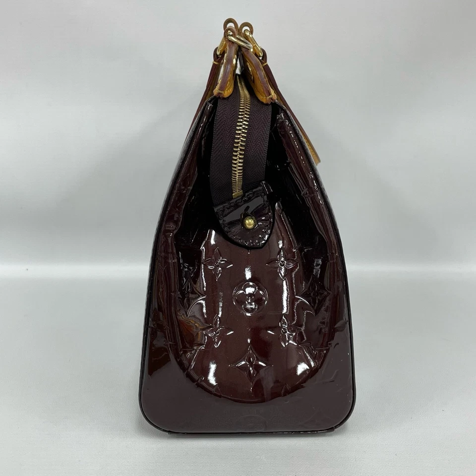 Bolso Bandolera de Mano Louis Vuitton Brea MM Rojo Cereza Charol Foto 3 de 4