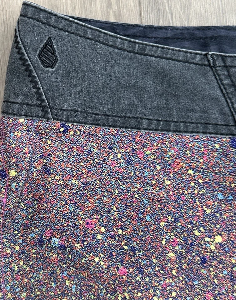 Volcom Mod Tech Boardshorts Swim Paint Splashed Multi-Colored Men’s Size 30 - Image 3 of 4