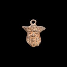Pendentif romain en bronze – Masque théâtral antique – Ier–IIIe