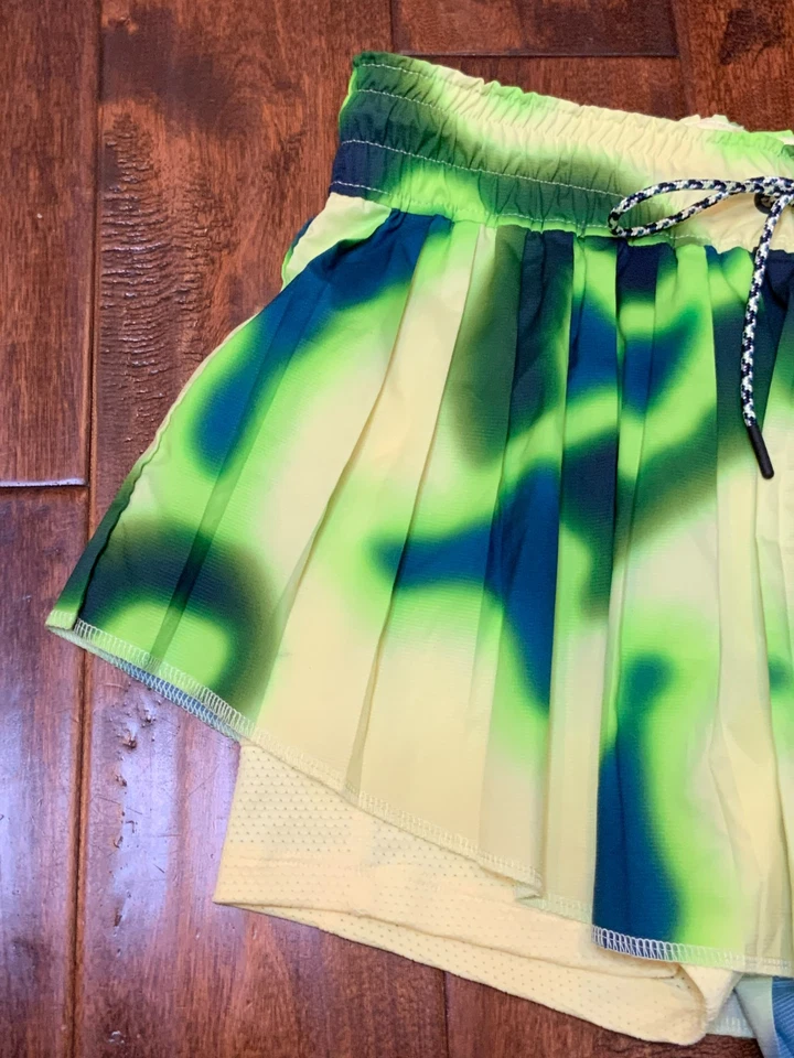 Pantalón Corto Deportivo Nike Naomi Osaka Verde Amarillo Tie Dye Plisado, Talla Mediana Foto 4 de 4
