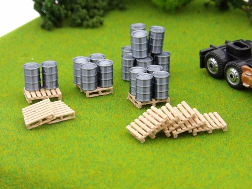 HO Scale Pallets & Drums - 20 Silver Drums & 12 Pallettes - Laderampe - Bild 1 von 6