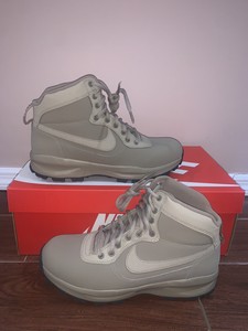 nike manoadome khaki