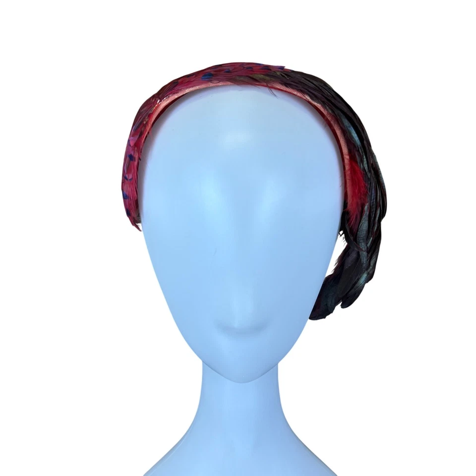 Sombrero Fascinador Rojo Plumado Para Mujer con Acentos Verdes Iridiscentes Elegante De Colección Foto 2 de 4