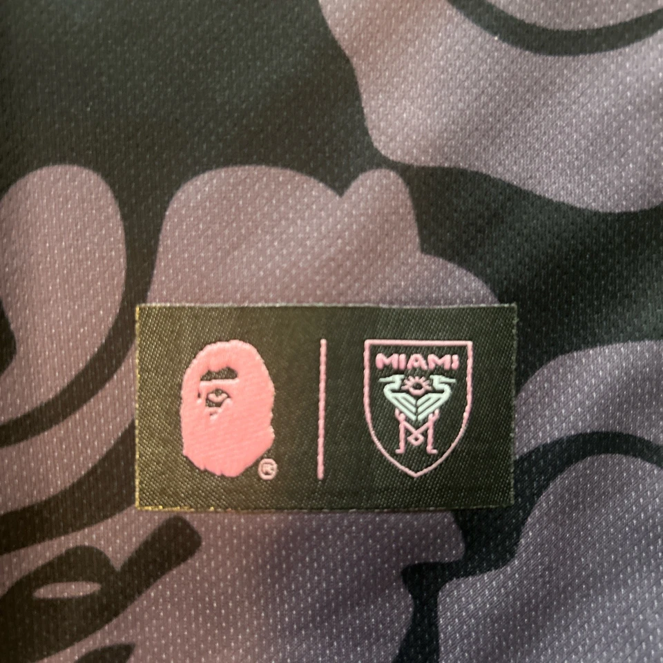 Camiseta BAPE × Adidas Inter Miami en negro y rosa Foto 4 de 4