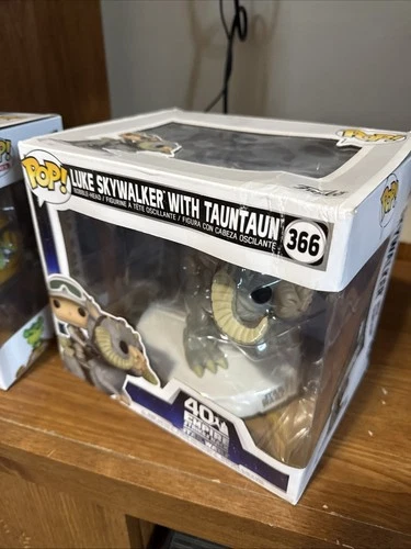 Funko Pop! Deluxe: Star Wars - Luke Skywalker with Tauntaun #366