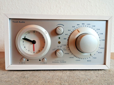 Tivoli Audio Three  MW/UKW Radio, Uhr, restauriert, bitte lesen, weiss/silber